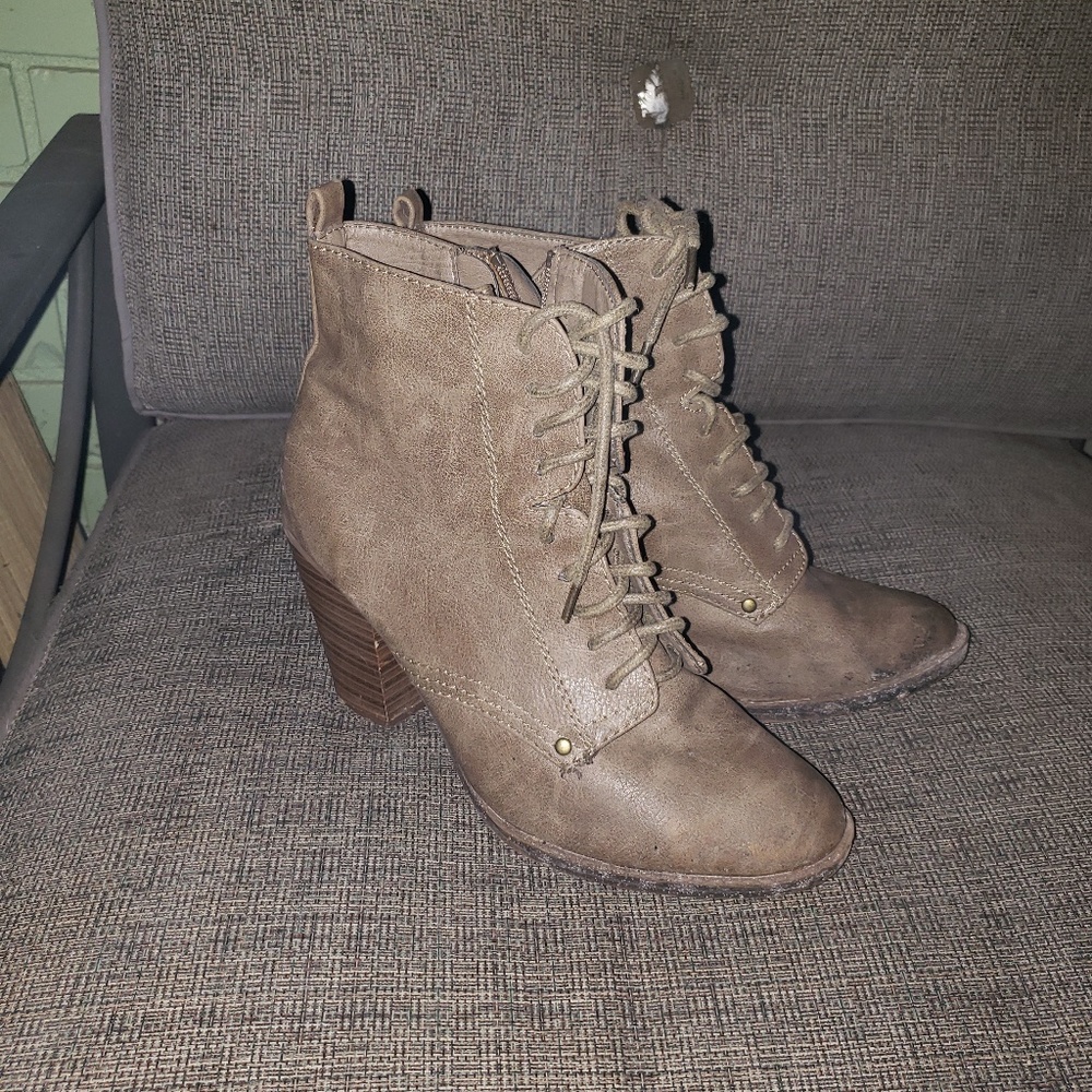 Gray boots with heal